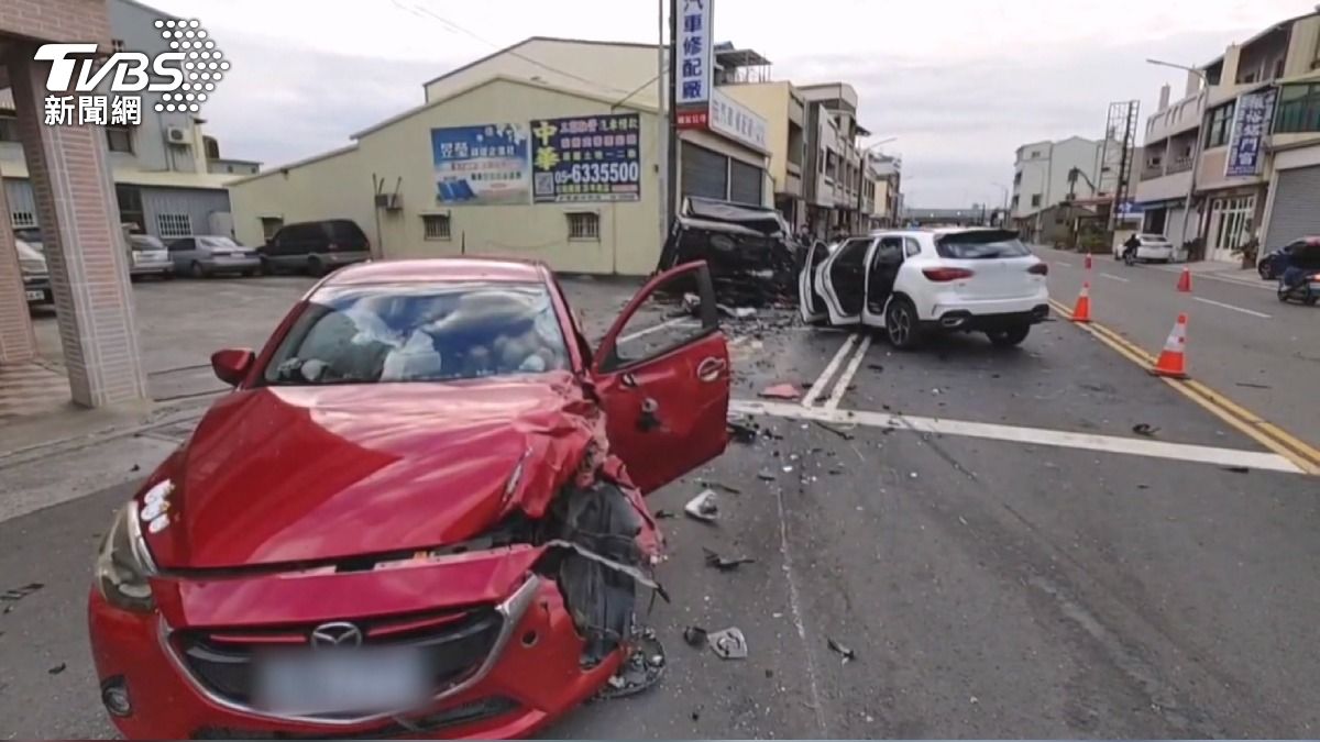 清晨驚魂!白車逆向猛撞 2人受困車內亡。(圖/TVBS)