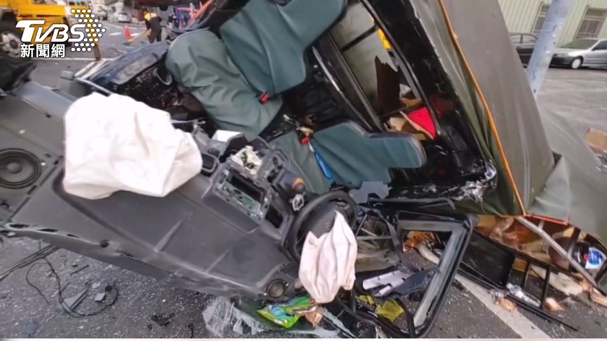 載麵小販清晨遇死劫!雲林彎道三車撞 駕乘雙亡肇事駕駛昏迷。(圖/TVBS)