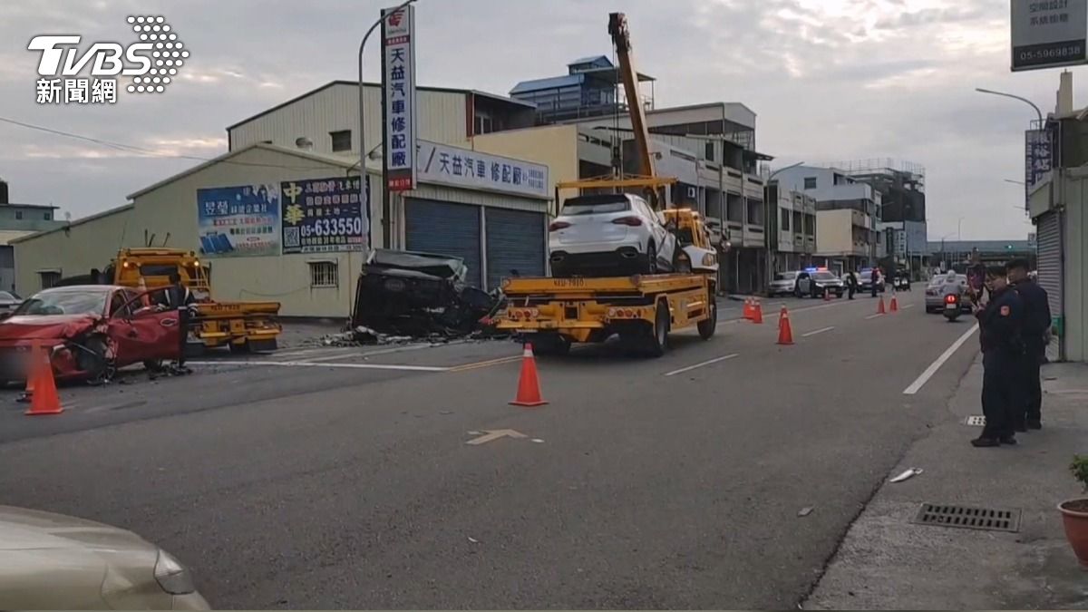 斗南清晨三車連環撞!肇事駕駛直衝對向車道。(圖/TVBS)