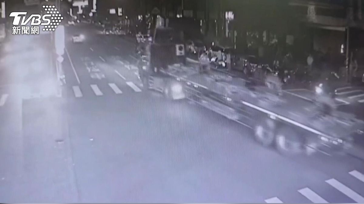 廟會違法放煙火 怕被罰「炮車」跑給消防追 事後留滿地垃圾。(圖/TVBS)