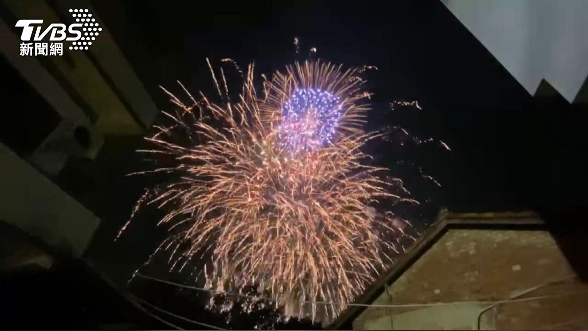 彰化廟會違法放煙火 消防追逐蒐證了。(圖/TVBS)