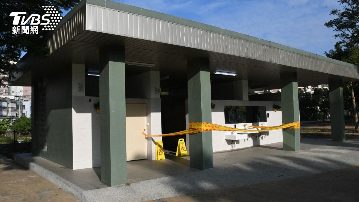 女子倒臥嘉義民雄左岸公園馬桶斷氣　清潔工掃廁所嚇壞