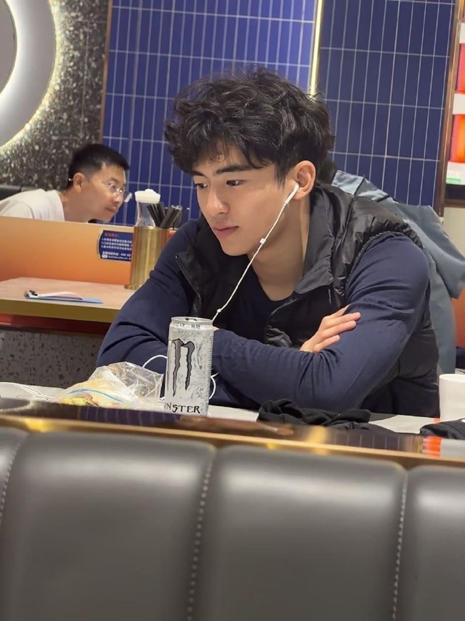 張柏芝大兒子Lucas曾被網友野生捕獲,遺傳到爸媽的高顏值。(圖/翻攝自微博)