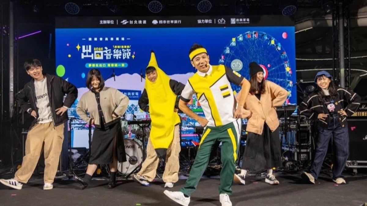 現場跨世代民眾與香蕉哥哥一起跳跳唱唱、活潑可愛。(照片/辰紘行銷 提供)