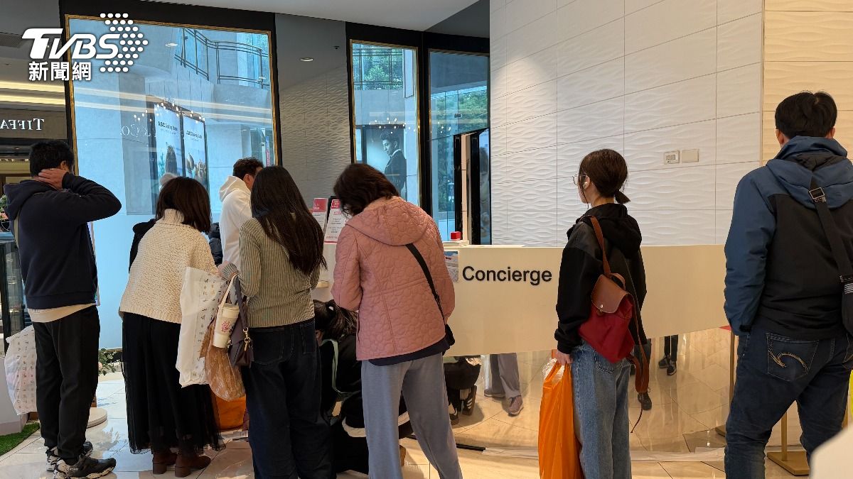 許多民眾正在集章櫃檯排隊,目測超過10人。(圖/陳昫蓁攝)