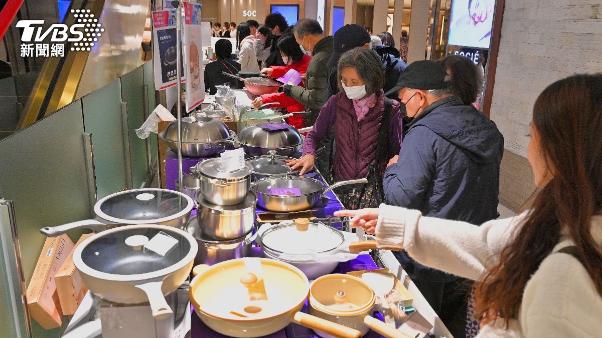 人潮湧入廚具區。(圖/胡瑞麒攝)