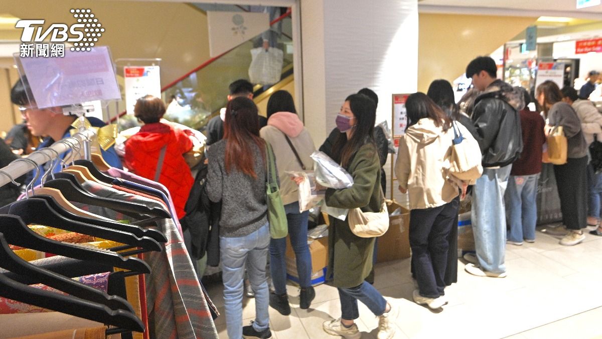 民眾前往購買過年冬天衣物。(圖/胡瑞麒攝)