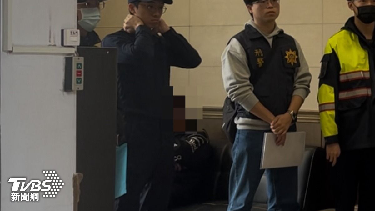 少女父親神情悲痛坐在椅子上。（圖／蕭沁梅攝）