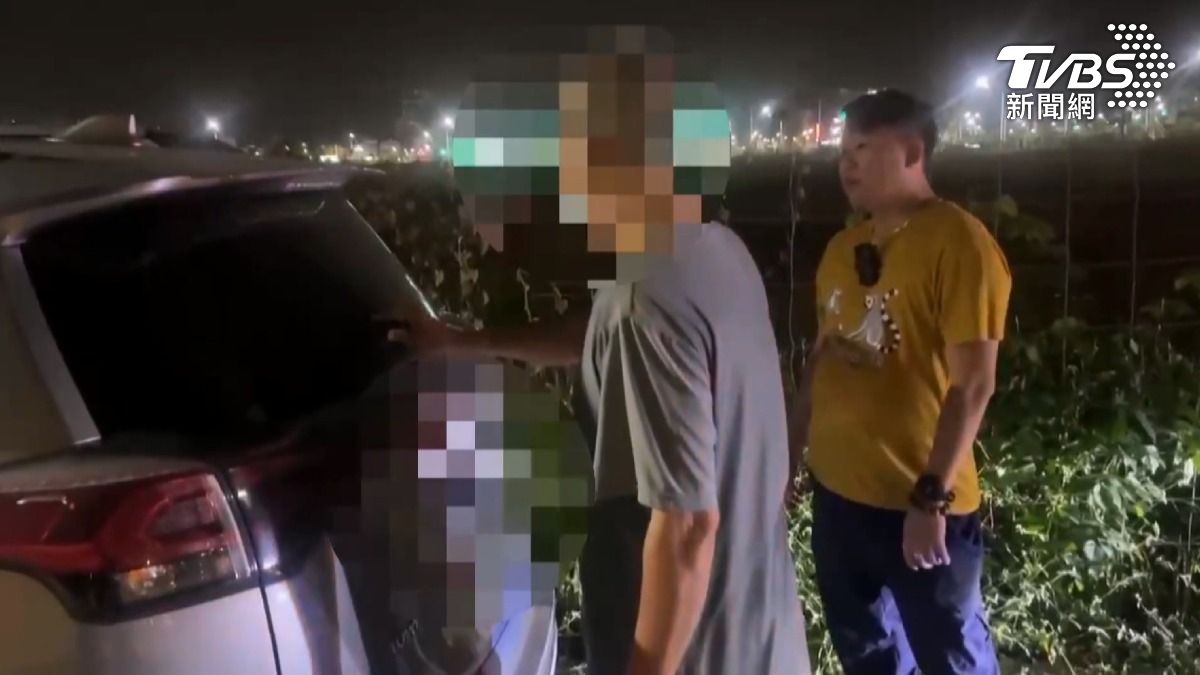 高雄市一名72歲的張姓男子,兩個月來在大寮地區破獲了30多輛汽車的雨刷,居民氣炸,警方好不容易逮人,法官裁定交保。(圖/TVBS)