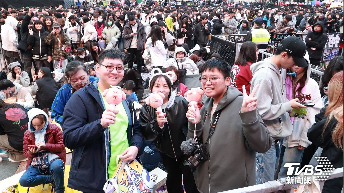 粉絲們蓄勢待發,開心等候演唱會開始。(圖/趙世平攝)