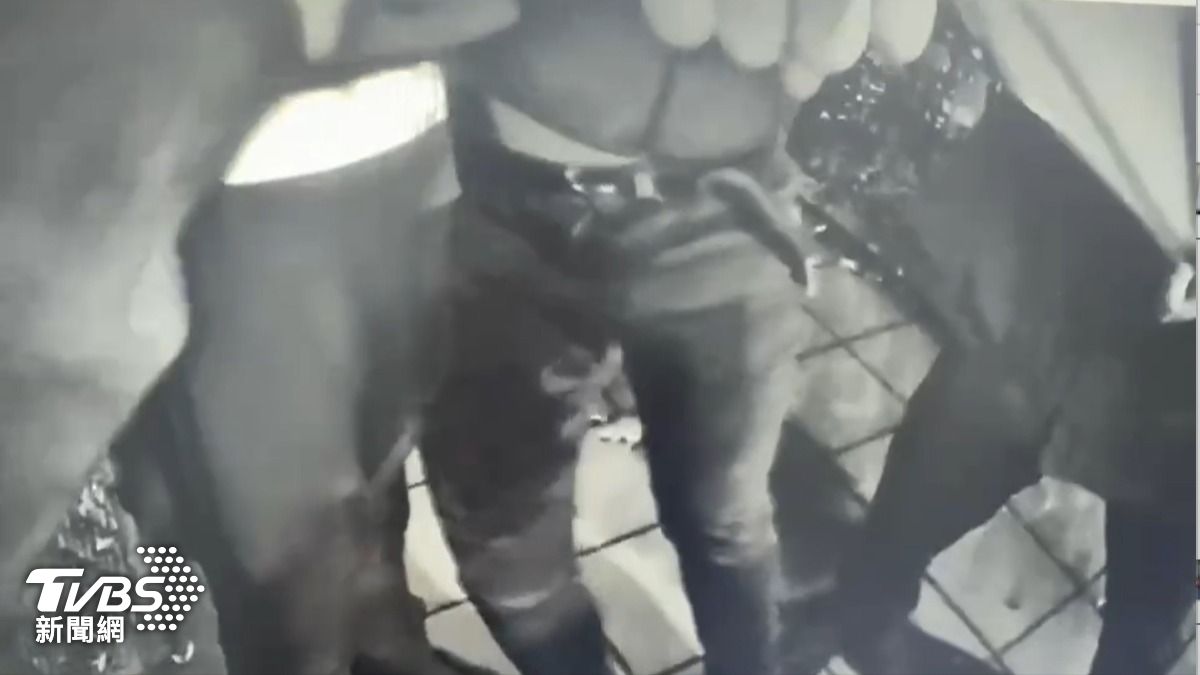 醉漢於場內搭訕多名女子遭投訴,警方到場後情緒激動遭帶回管束。(圖/TVBS)