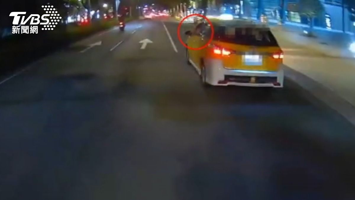 騎士檢舉前方計程車運將亂丟菸蒂,由於行為不明確,拍攝晃動到,因此被退件。(圖/TVBS)