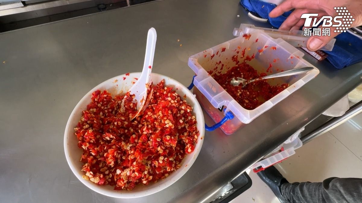 嘉義自稱「第一辣」快炒店遭惡客退款 顧客辣到受不了竟稱食物中毒。(圖/TVBS)