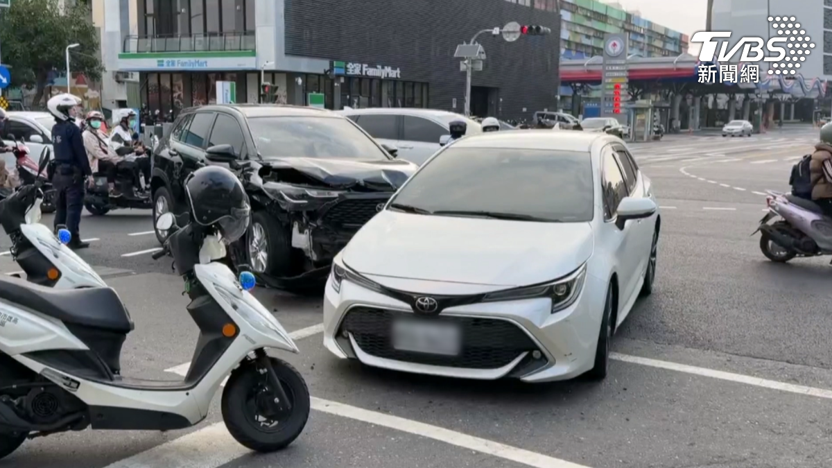 高雄鳳山一名25歲蔡姓女子駕駛白色自小客車，在等待左轉時無視排隊車流及對向來車，強行左轉造成連環撞，波及5輛機車。（圖／TVBS