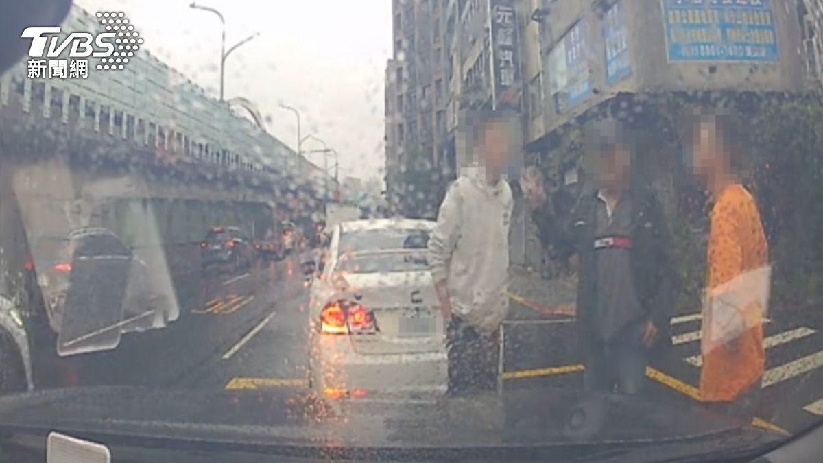 白衣駕駛遭控擋住後車,父子檔下車理論爆口角。(圖/TVBS)