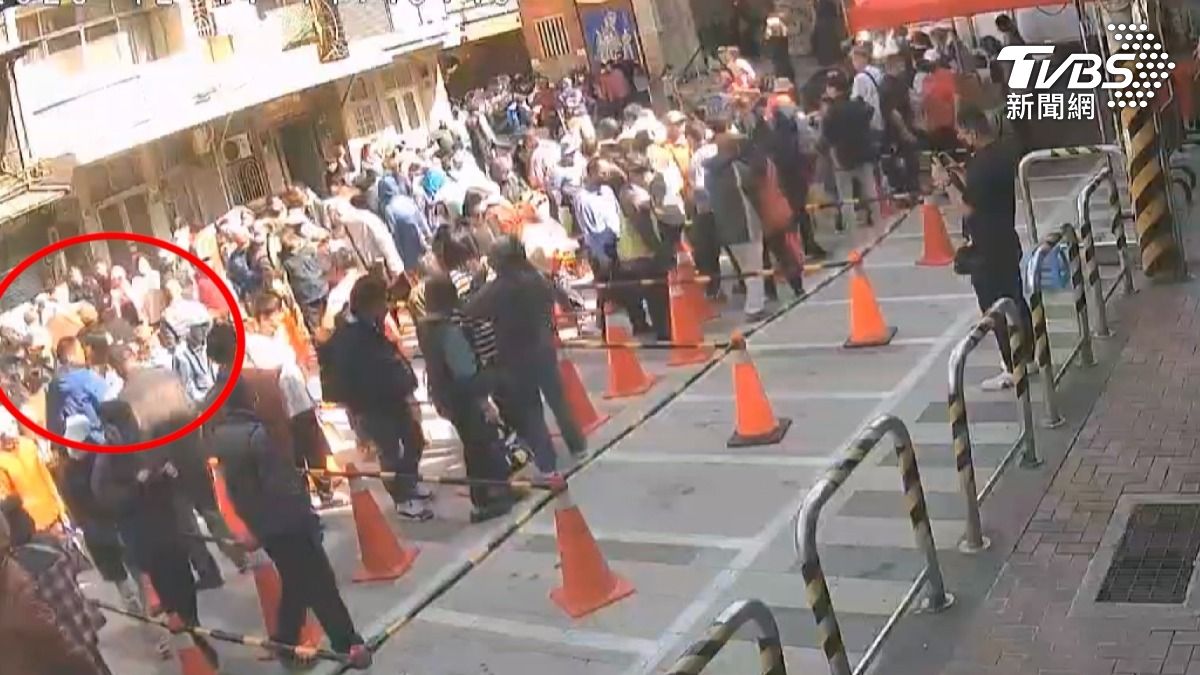 員警接獲有人報案聲稱有糾紛,但到場時根本沒有當事人,只有20萬現金被放在三角錐上。(圖/TVBS)