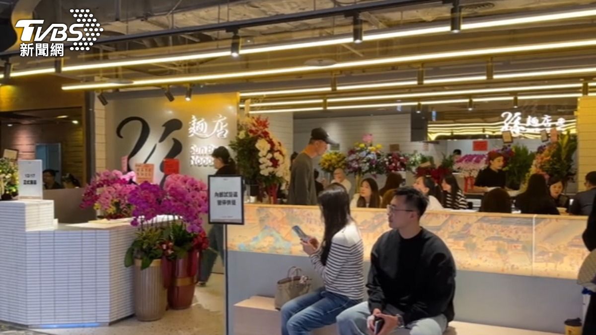 私廚餐廳業者在百貨美食街開麵店。（圖／TVBS）