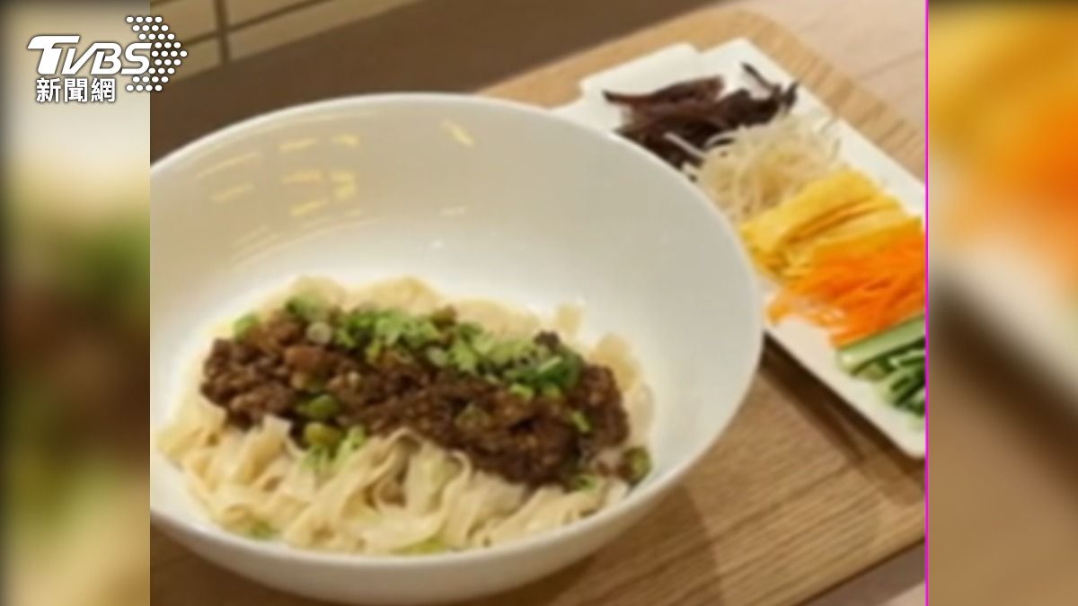 炸醬麵搭配五種配料。（圖／翻攝IG@hi.sydney）