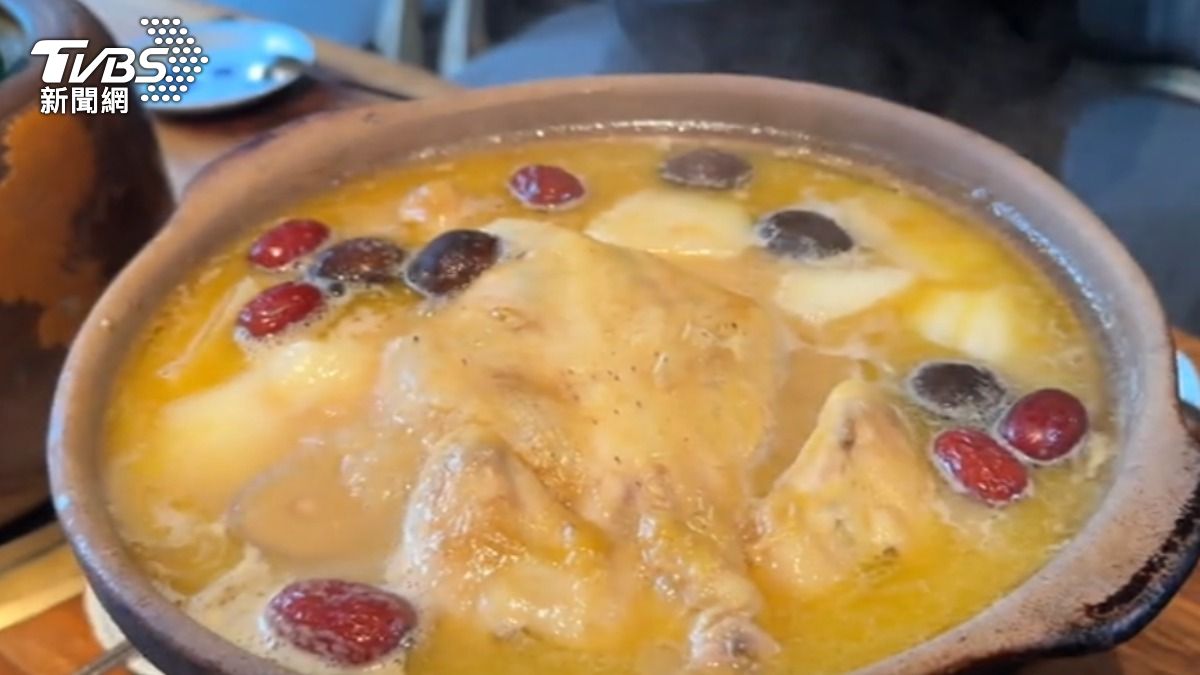 黃仁勳喜愛私廚料理的黃金雞湯。（圖／TVBS）