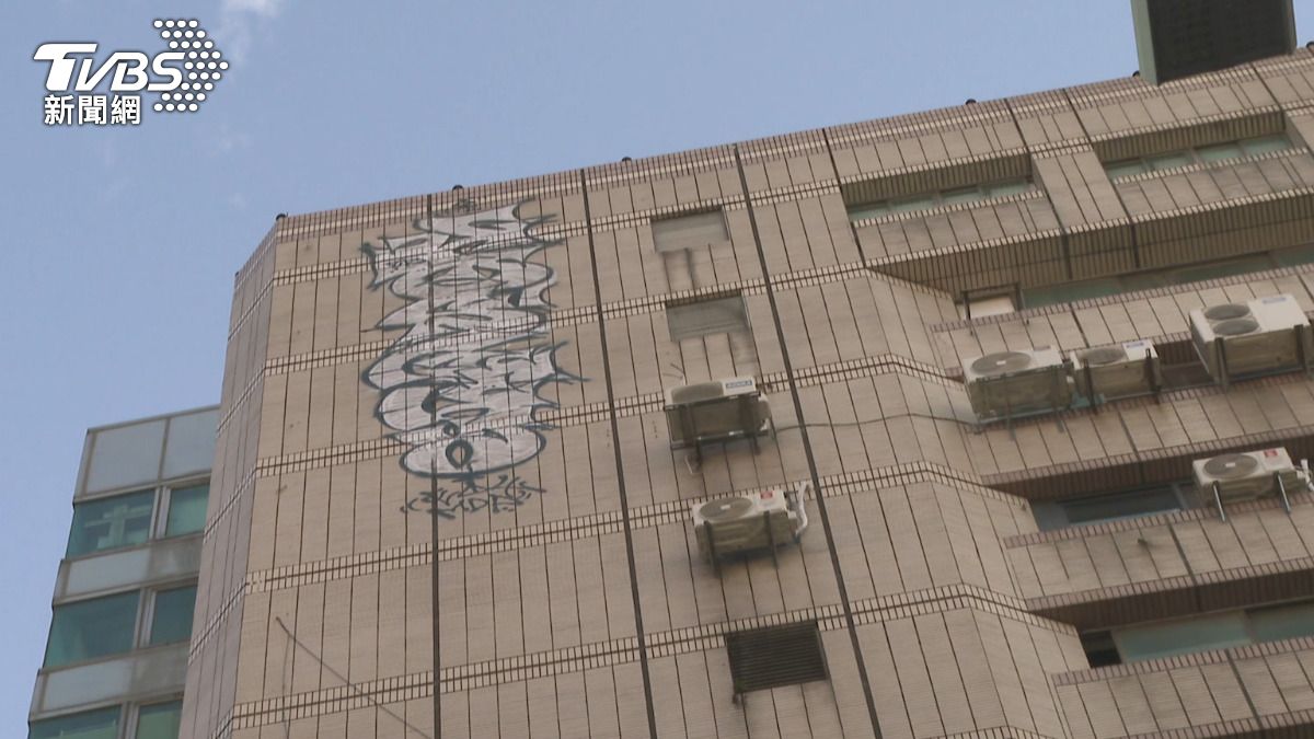 16層樓外牆遭噴漆 警鎖定23歲「雪糕刺客」。(圖/TVBS)