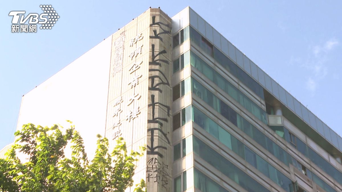 附近民眾認為,大樓可能在一段時間內沒有守衛駐守,才讓嫌犯有機可乘。(圖/TVBS)