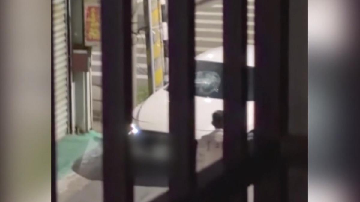 疑不滿女友「上別人車」龍井男怒砸車窗　駕駛3度倒車險衝。(圖／民眾提供)