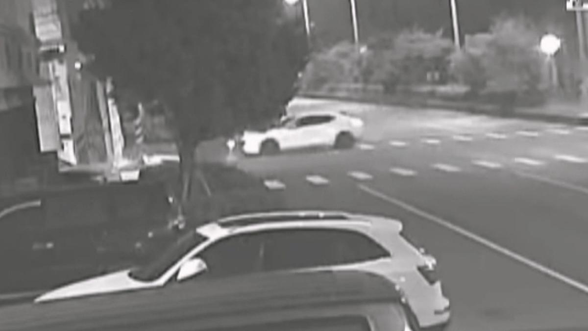情緒失控持鐵器砸毀對方車窗，而張姓駕駛則多次以車輛作勢衝撞劉男。(圖／民眾提供)