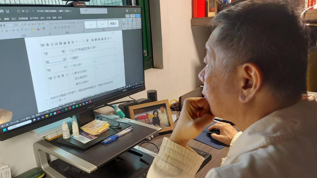 陳佩琪透露柯文哲近日專心看卷宗。(圖/翻攝陳佩琪臉書)