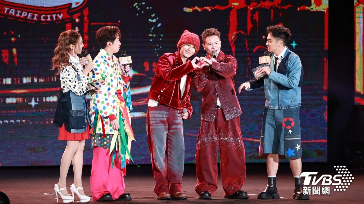 GX鼓鼓呂思緯、蕭秉治比愛心送粉絲。（圖／趙世平攝）