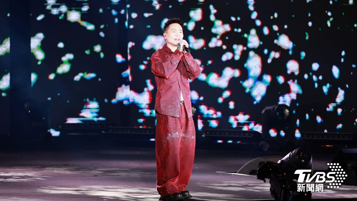 蕭秉治登台深情演唱。（圖／趙世平攝）