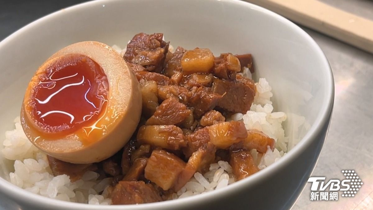 滷肉飯與炸茄子都是巴西人最喜愛的台味。(圖/TVBS特派記者朱光弘攝)