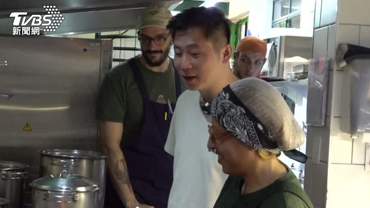 台裔二代林秉宏從餐車起家,如今已開設兩間台菜餐廳。(圖/TVBS特派記者朱光弘攝)