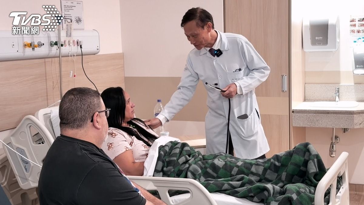 院長葉倫群一有空就到病房巡視,叮囑病患出院後要回診。(圖/TVBS特派記者朱光弘攝)