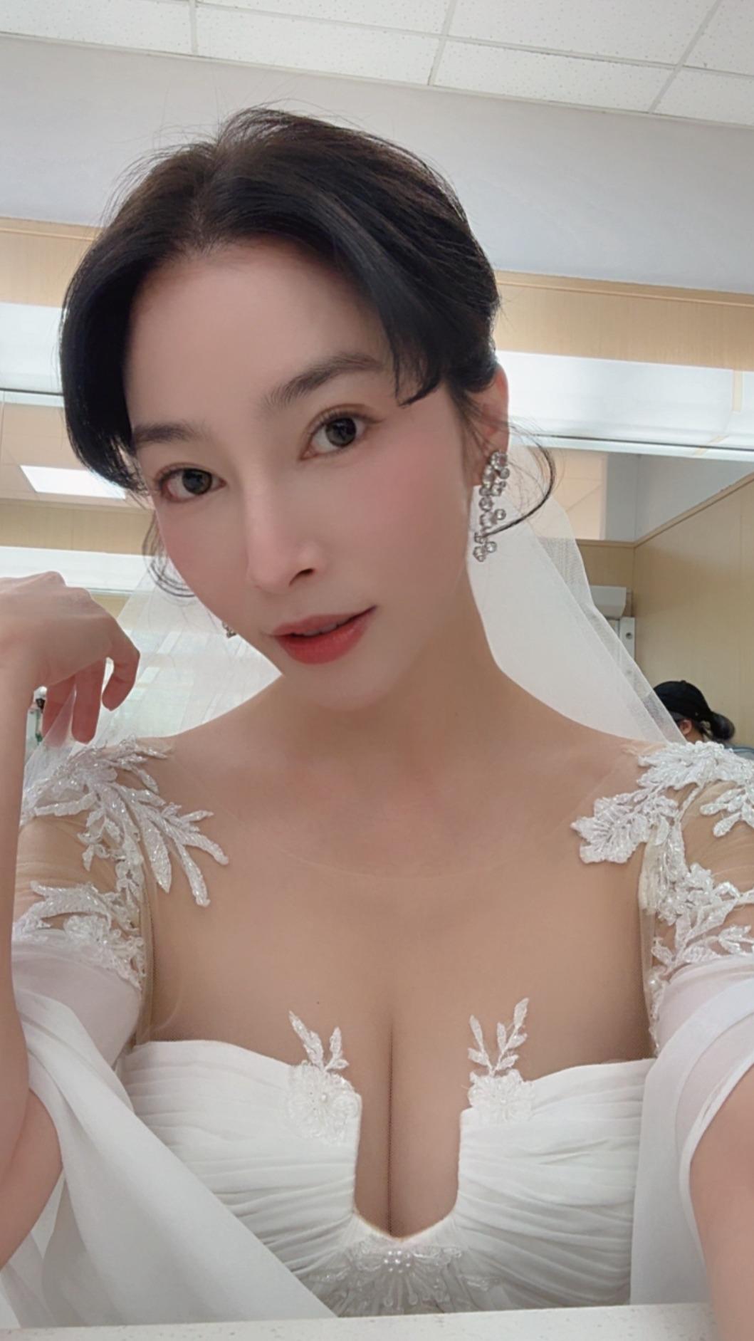 張家瑋找到夢幻婚紗。(圖/民視提供)