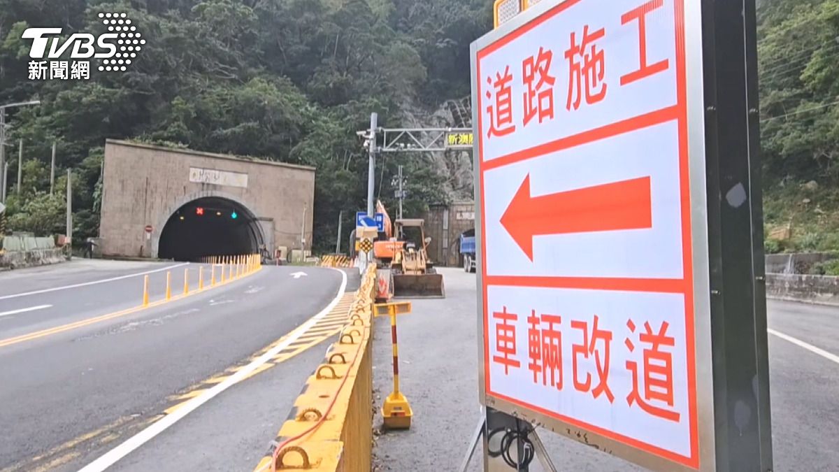 蘇花公路逆向驚魂!南下舊隧道封路施工 轎車「尷尬變逆向」。(圖/TVBS)