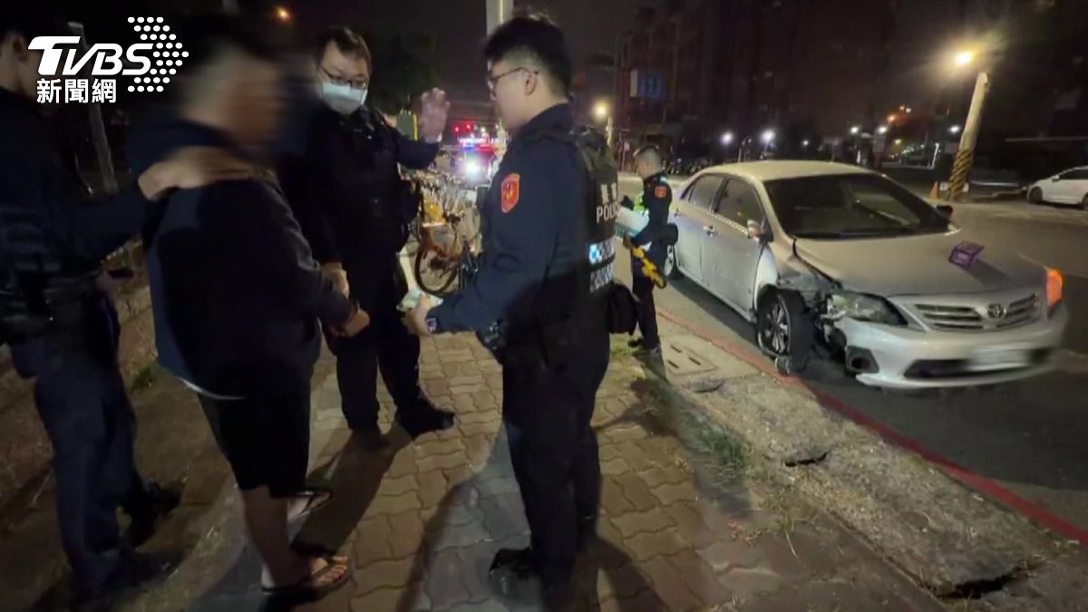 男凌晨自撞燈桿逃不掉 警意外搜出「喪屍菸彈」當場上銬