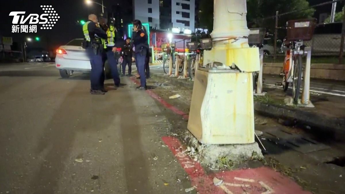 路旁電桿底座被撞嚴重歪斜。(圖/TVBS)