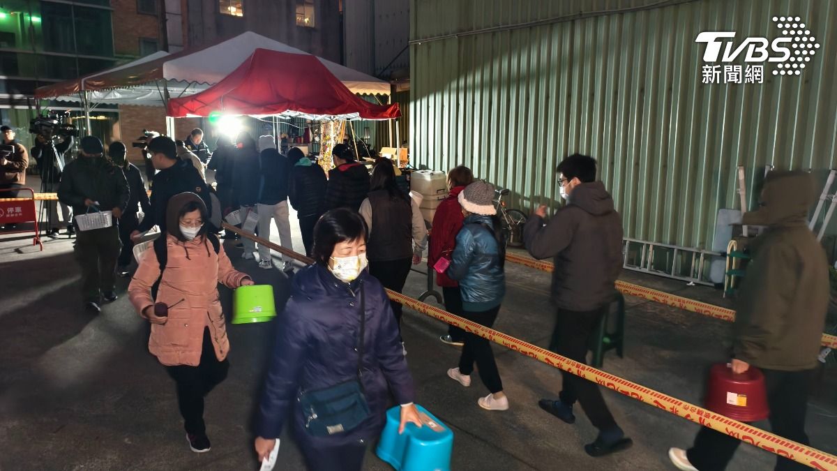 排隊民眾依序領號碼牌。(圖/陳冠宇攝)