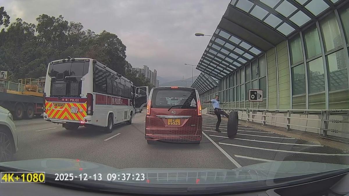 吐露港路面突滾出車輪!警「快狠準」一腳飛踢 網讚:有料
