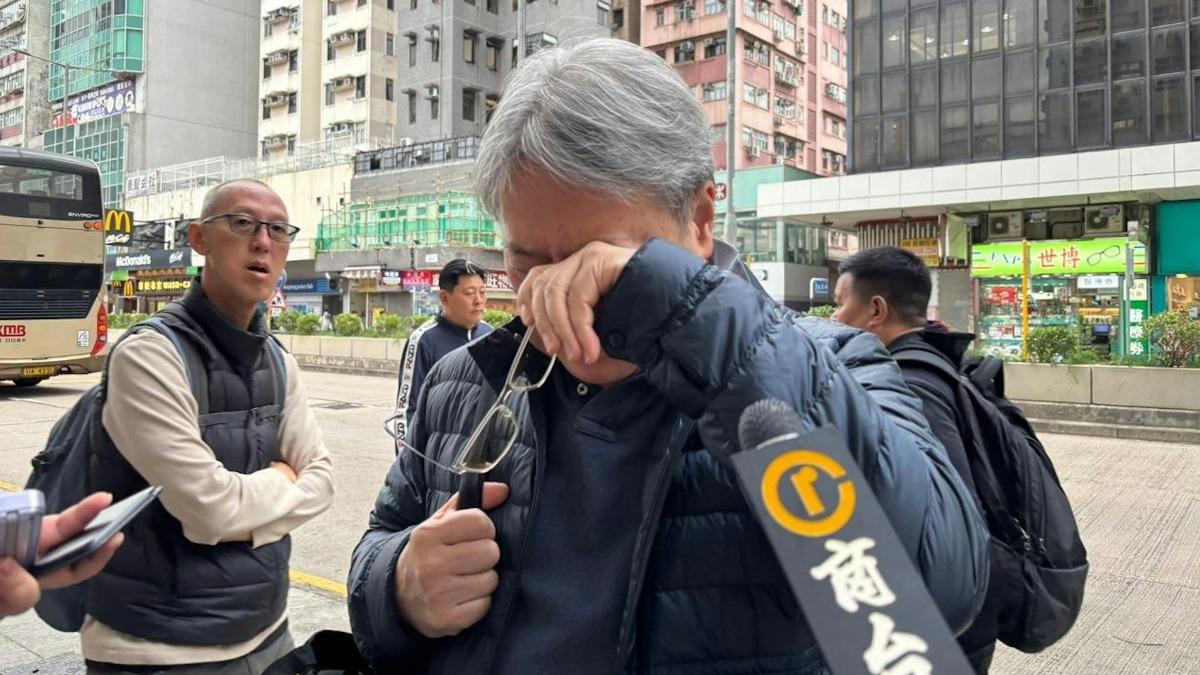 民主黨創黨元老李華明不捨落淚。（圖／香港01提供）