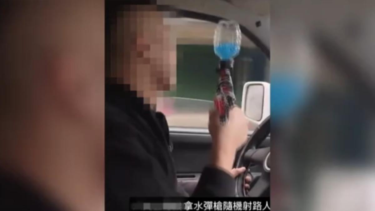 駕駛拿水彈槍對著路人隨機射擊,警方循線逮到車主。(圖/民眾提供)