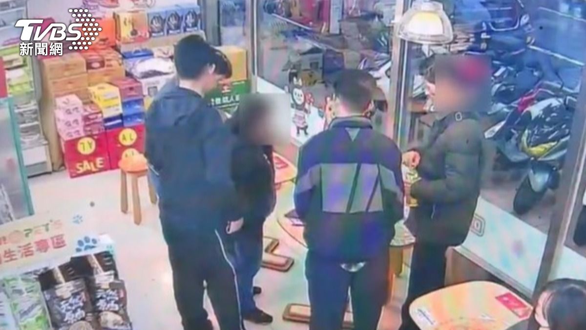 女車手與被害人在超商面交,被便衣警察團團包圍。(圖/TVBS)