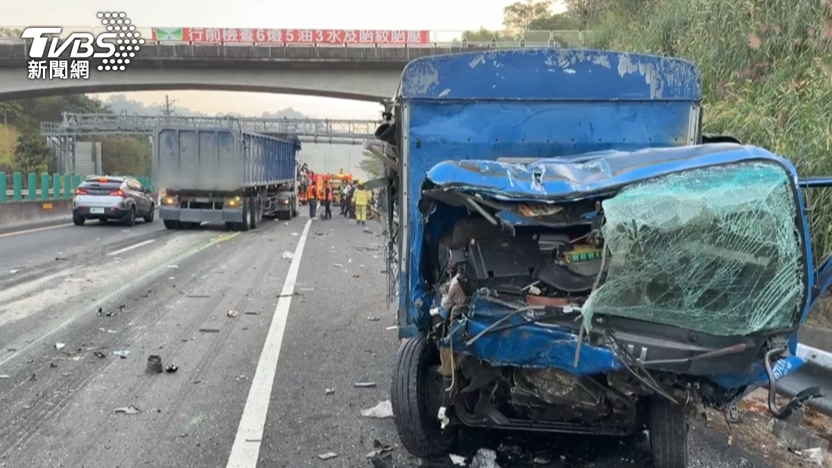 國道十號15日清晨發生三車連環車禍,聯結車撞上自撞護欄的小貨車,後方又遭一輛遊覽車直接撞上。(圖/TVBS)