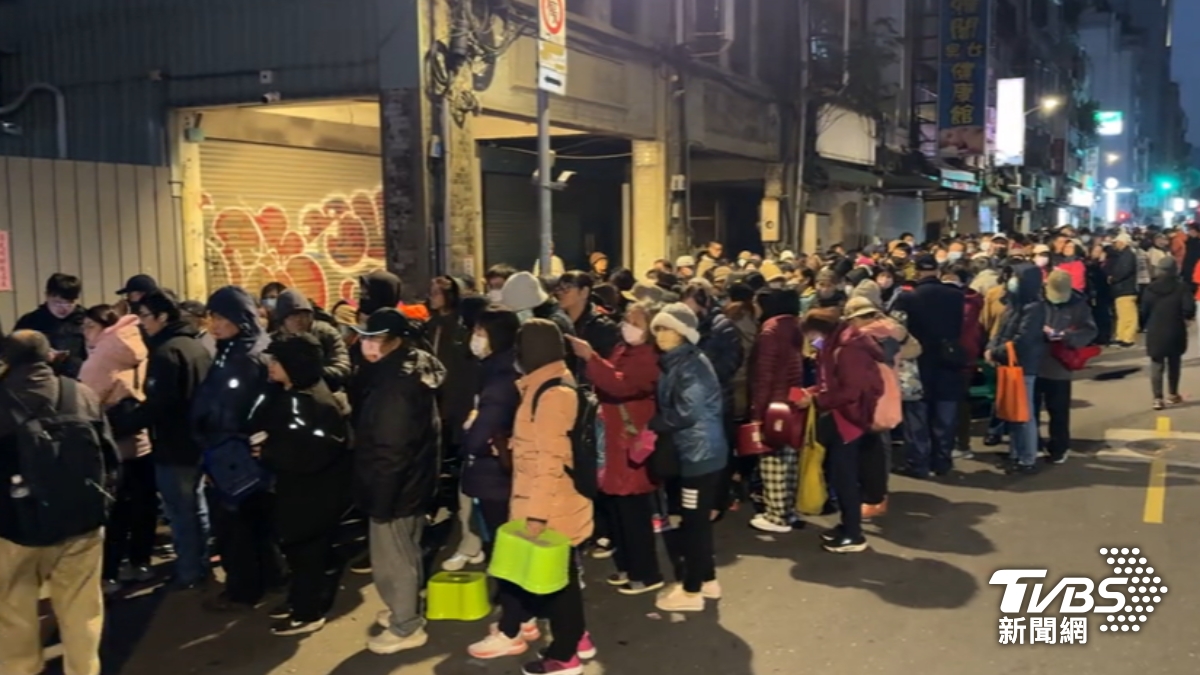 龍山寺現場點燈12/15到12/17,每日發放800張號碼牌。(圖/TVBS)