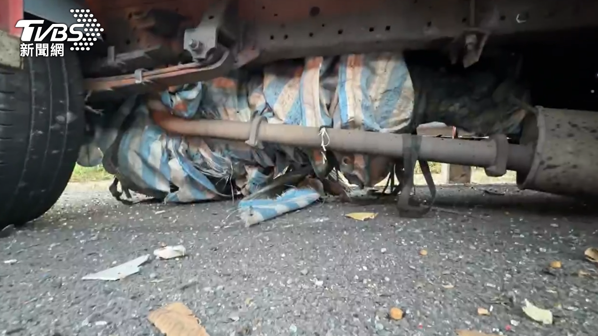車禍的起因是一條藍白色帆布卡在小貨車車底,導致車輛失控自撞後又被追撞。(圖/TVBS)