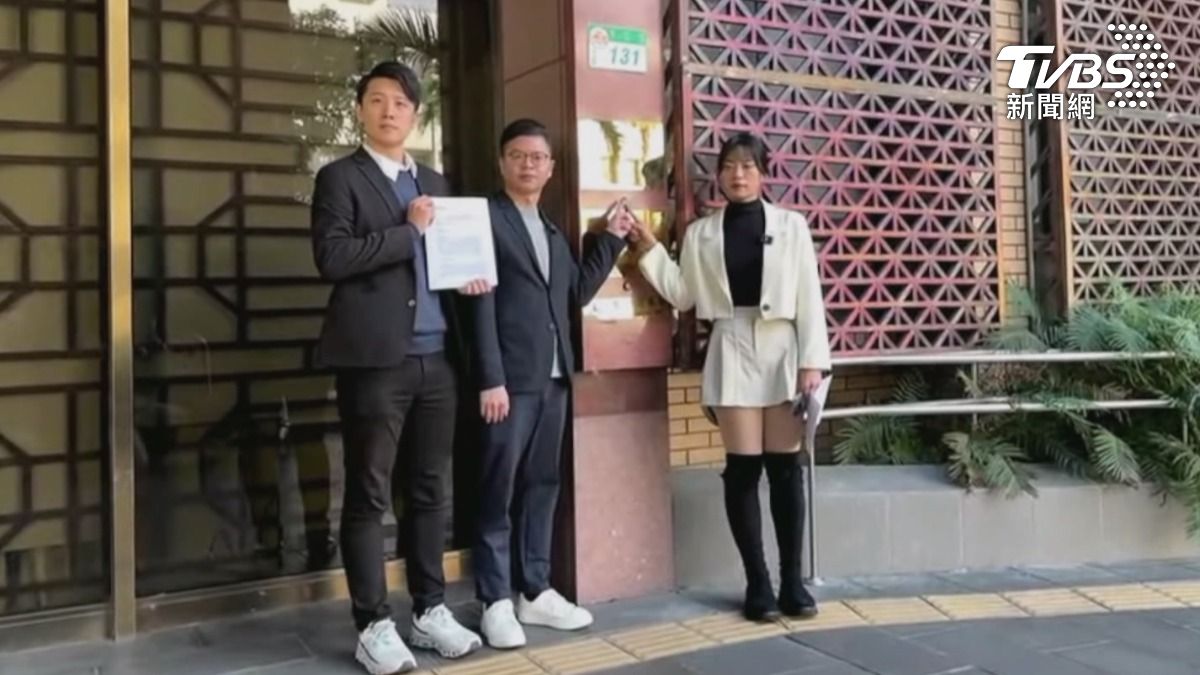 國民黨桃園市議員凌濤於15日上午前往北檢,正式告發國防部可能涉及軍火採購弊案。(圖/TVBS)