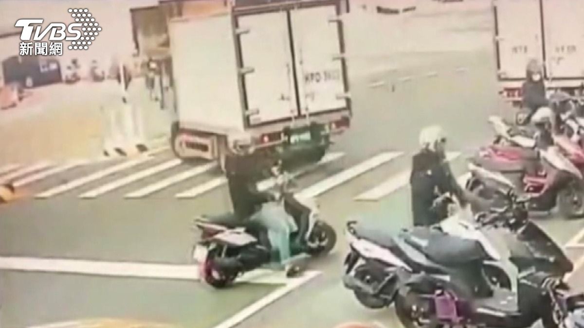 彰化「最危險庇護島」半年撞12次,駕駛見到秒變「西瓜切」遭撞飛 。(圖/民眾提供)