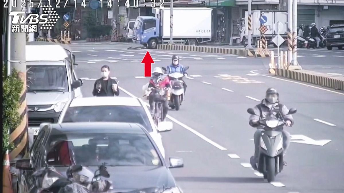 半年前新增設的行人庇護島,已第12起車輛撞上庇護島的意外事故。(圖/民眾提供)