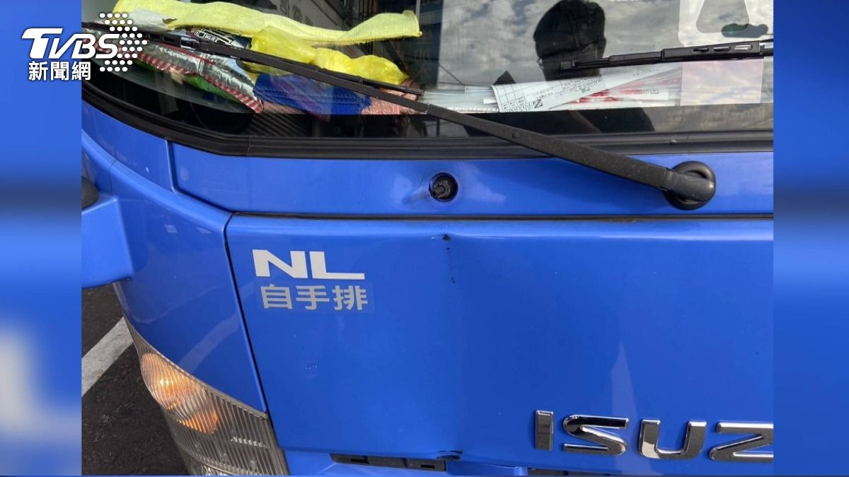 駕駛在迴轉時同時要注意車道來車,容易直接騎上了庇護島 。(圖/TVBS)