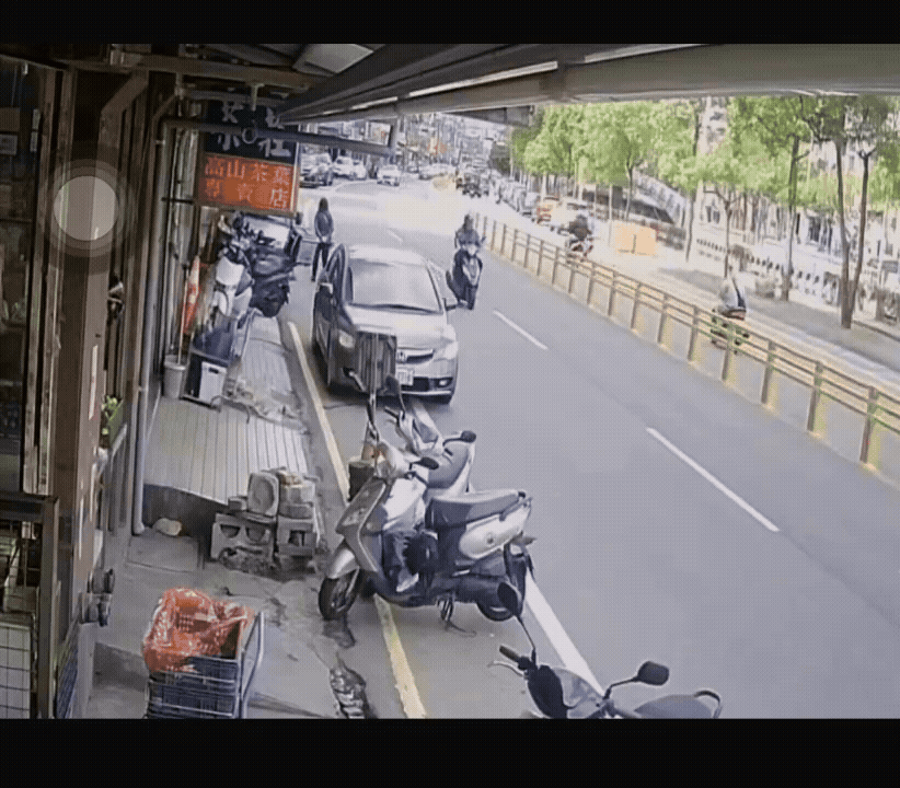 基隆毒駕暴衝,沿路衝撞8機車波及攤販。(圖/TVBS)